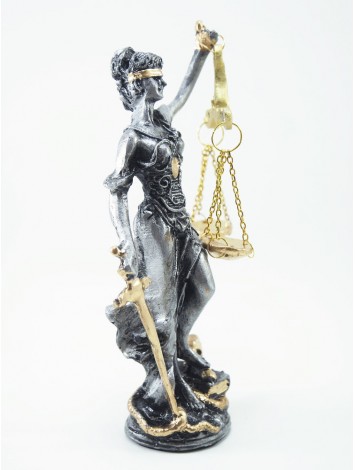 Gümüş adalet heykeli
