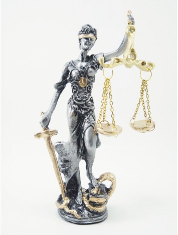 Gümüş adalet heykeli